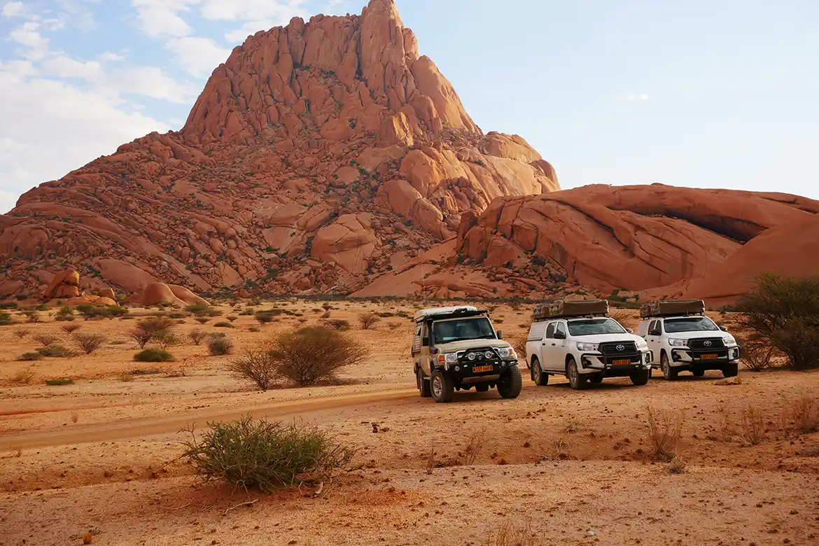 Three 4×4 Convoy Rental Cars in front of Spitzkoppe Three 4x4 Convoy Rental Cars in front of Spitzkoppe